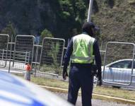 Dos agentes de tránsito controlando la movilidad.