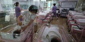 La tasa de fertilidad (el número medio de niños que una mujer trae al mundo durante su vida) en Corea del Sur cayó al 0,72 en 2023.