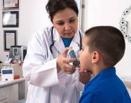 Imagen referencial de niño recibiendo tratamiento para el asma.
