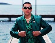 Daddy Yankee, cuyo nombre real es Ramón Luis Ayala Rodríguez, es un cantante, compositor, productor y actor puertorriqueño, ampliamente reconocido como el Rey del Reguetón por su gran influencia en popularizar este género a nivel mundial.