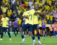 Jugadores de Ecuador celebrando la goleada por 4-0 sobre Bolivia.