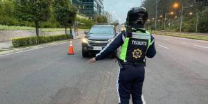 Un agente realiza controles en el redondel del ciclista, norte de Quito.