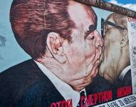 El mural muestra al exlíder soviético Leonid Brezhnev besando a su homólogo de Alemania Oriental, Erich Honecker