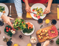 Imagen referencial de familia compartiendo alimentos.