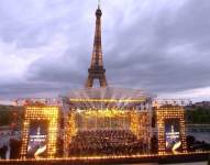El show fue dirigido por el talentoso Cristian Măcelaru y fue realizado al pie de la majestuosa Torre Eiffel