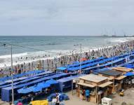 Multitudinaria concurrencia de turistas a Playa Murciélago de Manta por el feriado de Carnaval 2023.