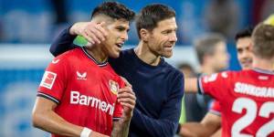 Xabi Alonso junto a Piero Hincapie en el Bayer Leverkusen.