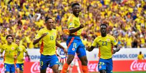 Jugadores colombianos celebrando el triunfo sobre Paraguay.