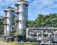 Trabajadores de Petroecuador dan mantenimiento a la infraestructura hidrocarburífera.