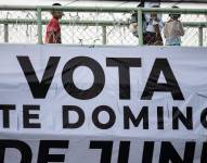 Un cartel en un puente en Xochimilco, México, llama a votar, en el final de una campaña teñida de sangre.