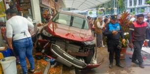 El vehículo siniestrado en el Mercado Iñaquito.