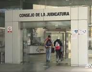 Acceso principal al edificio del Consejo de la Judicatura en Quito.