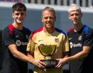 Pau Víctor y Dani Olmo posan con el entrenador del FC Barceloan, Hansi Flick