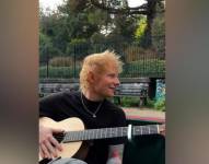 Ed Sheeran en un parque mientras grababa un videoclip.