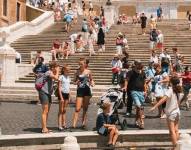 Turistas en la Plaza España, en Roma (Italia).