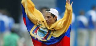 El exmarchista Jefferson Pérez sostiene la bandera de Ecuador al terminar una competencia