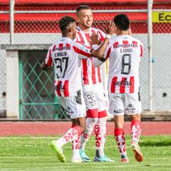 Jugadores del Técnico Universitario celebran el gol de Diego Armas ante el Imbabura