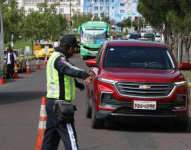 Imagen referencial de control de tránsito vehicular en Quito.