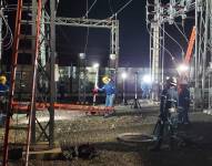 Imagen de archivo de trabajadores de CNEL en una estació eléctrica.