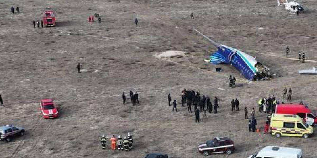 Video | Un avión con 67 pasajeros a bordo se estrella en Kazajistán