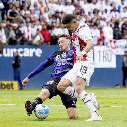 Alex Arce disputa el balón con el defensor Mateo Carabajal en la final de la Liga Pro