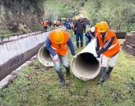 Los trabajos de mantenimiento en el canal del río Pita.