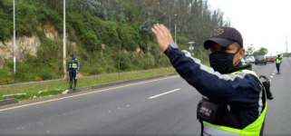 Agentes metropolitanos monitorean el tránsito en diferentes zonas del Distrito Metropolitano.