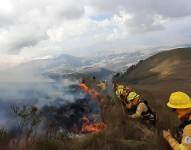 Efectivos del Cuerpo de Bomberos de Quito apaga el fuego en el volcán Pichincha.