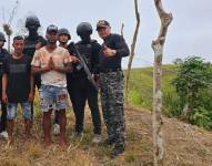 Pedro Pablo Perlaza y Juan Carlos Morales junto a los policías que los rescataron.