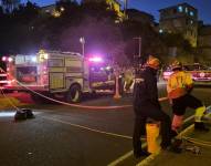 Bomberos al momento del rescate del cadáver.