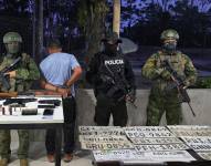 Agentes capturan a un hombre que tenía cinco armas y 10 placas de carros en Pedernales, Manabí.