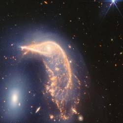 Imagen de las galaxias NGC 2936 y NGC 2937 uniéndose.