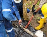 Imagen referencial labores de reparación de la tubería del SOTE, que fue afectada a causa de una perforación clandestina en el sector de Santa Cecilia en Lago Agrio.