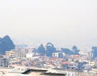 Una nube de humo cubre gran cantidad del norte de Quito.