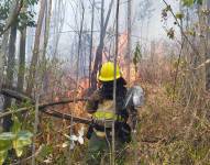 Los bomberos apagando el fuego en el incendio de San Isidro del Inca.