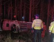 El bus terminó volcado entre la maleza de la carretera.