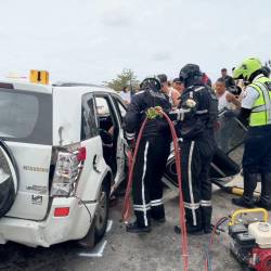 Imagen de agentes esoecializados de la CTE atendiendo un siniestro de tránsito en Santa Elena.