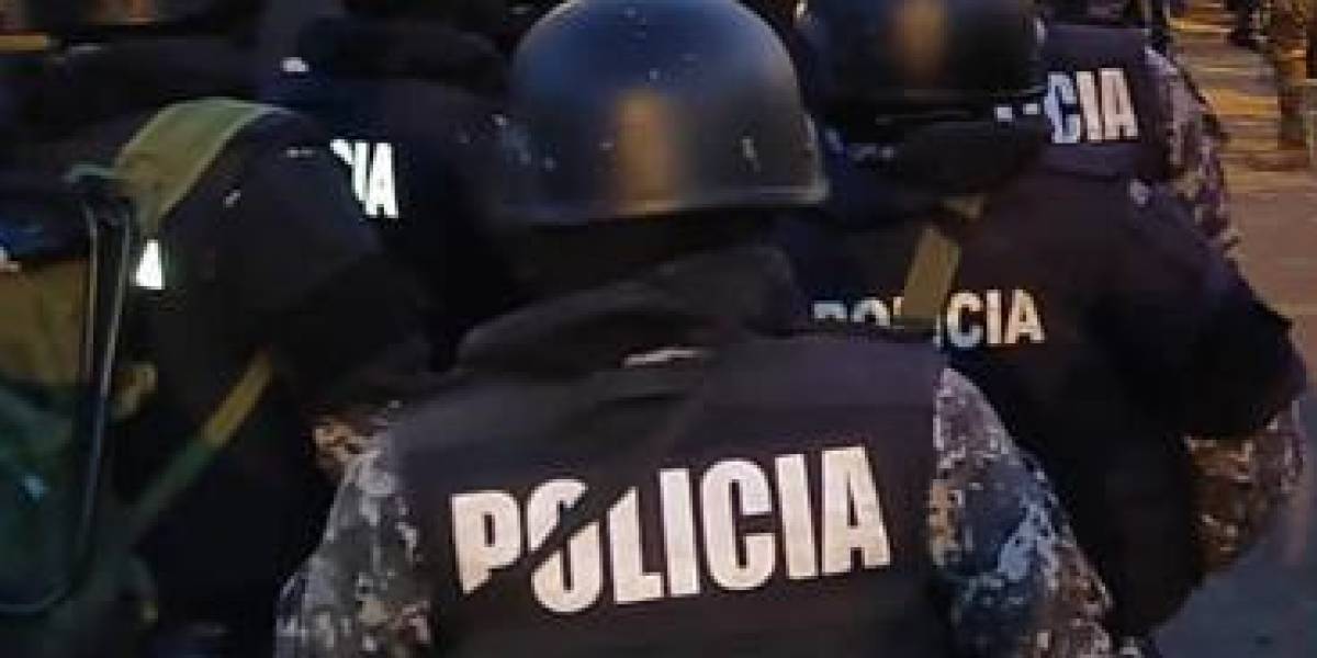 Quito: una presunta extorsionadora de Los Lobos fue detenida tras pedir USD 5000 a un comerciante