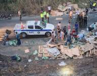 Un tráiler se accidentó en la vía Ventanas - Zapotal, en Los Ríos. El siniestro causó el cierre temporal de la carretera.