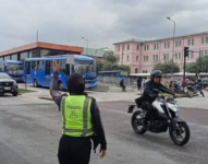 Imagen referencial de control de tránsito vehicular en Quito