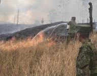 Bomberos, militares y funcionarios combaten incendio en el cerro Tun Tun, en el sur de Loja