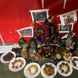 Imagen de un altar a la Santa Muerte en una vivienda de Quevedo, donde también fueron hallados restos humanos.