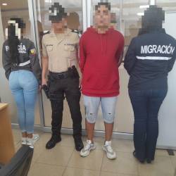 El detenido junto a los agentes de la Policía Nacional.