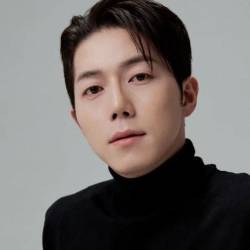 Park Min Jae fue un reconocido actor surcoreano que destacó en la industria de los k-dramas. Lamentablemente, falleció a los 32 años mientras se encontraba de viaje en China, dejando un gran vacío en el mundo del entretenimiento surcoreano.