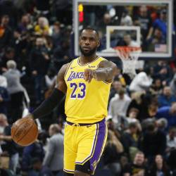 LeBron James en un partido con Los Angeles Lakers de la NBA