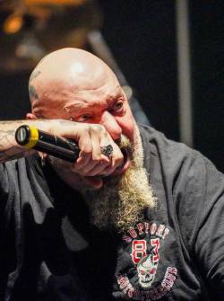 Paul Di'Anno fue el vocalista original de la banda de heavy metal Iron Maiden, conocido por su poderosa voz y carismática presencia en el escenario durante los primeros años de la banda, contribuyendo a su sonido característico.