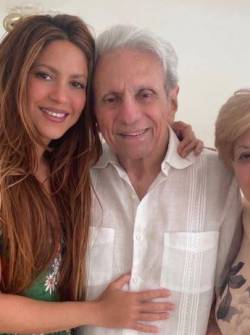 Shakira junto a sus padres William Mebarak y Nidia del Carmen Ripoll.