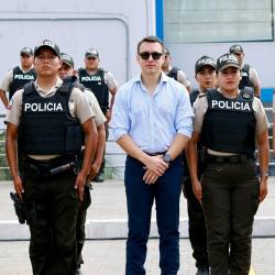 Imagen de Daniel Noboa, presidente de Ecuador, junto a policías el 11 de julio del 2024, cuando entregó más de 11 000 chalecos antibalas.