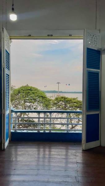 Desde una ventana en el barrio Las Peñas se observa un atardecer. En el fondo la isla Santay y el río Guayas.