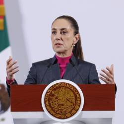 La presidenta de México, Claudia Sheinbaum, habla durante una rueda de prensa en el Palacio Nacional.